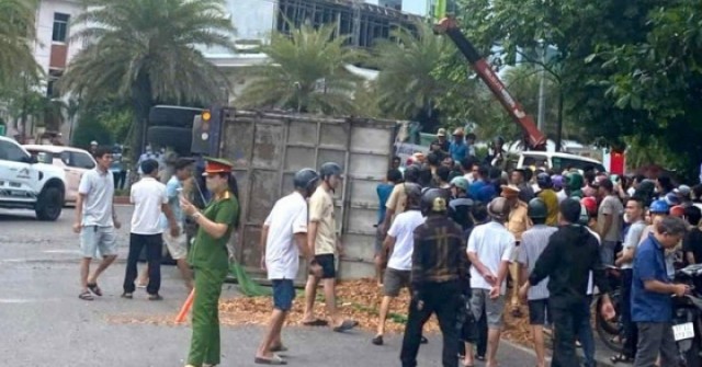 Bắt tạm giam tài xế trong vụ lật xe đè chết 3 người ở Quy Nhơn