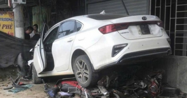 Clip ô tô ‘bay’ lên vỉa hè, tông nhiều xe máy