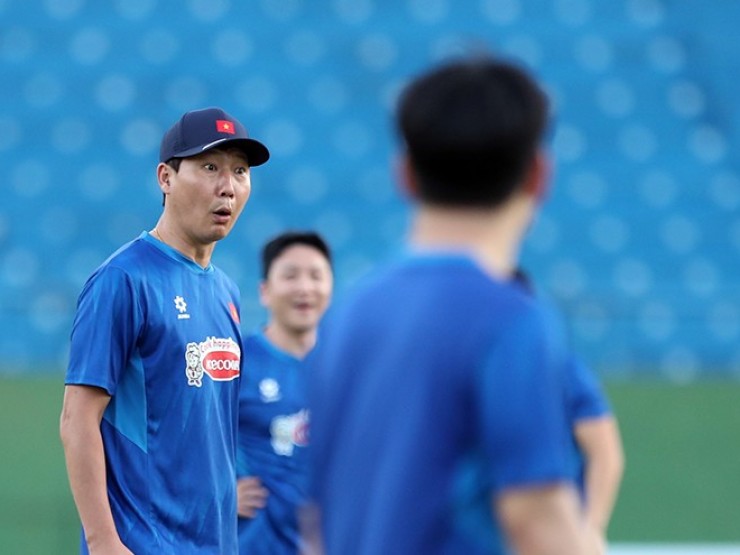 HLV Kim Sang Sik phát “cáu“ vì bị tuyển thủ Việt Nam chơi khó khi đá bóng ma