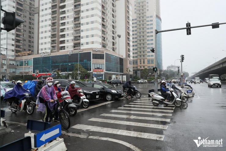 &#39;Quên&#39; NĐ 168, nhiều người Hà Nội lại leo vỉa hè, vượt đèn đỏ, bị phạt ngay 5 triệu - 1