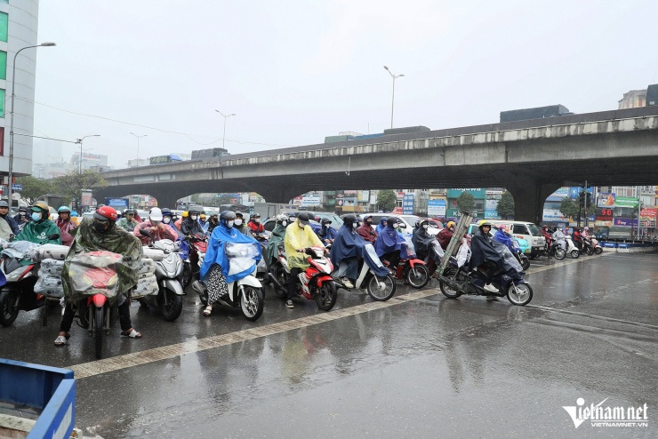 &#39;Quên&#39; NĐ 168, nhiều người Hà Nội lại leo vỉa hè, vượt đèn đỏ, bị phạt ngay 5 triệu - 2