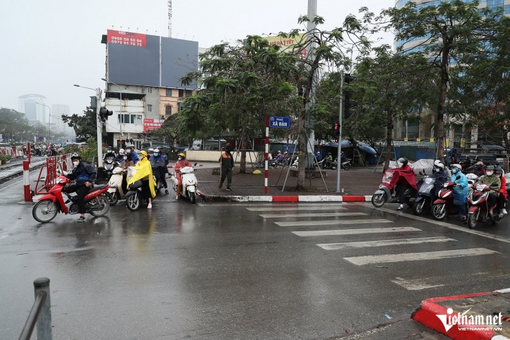 &#39;Quên&#39; NĐ 168, nhiều người Hà Nội lại leo vỉa hè, vượt đèn đỏ, bị phạt ngay 5 triệu - 6