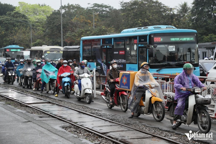 &#39;Quên&#39; NĐ 168, nhiều người Hà Nội lại leo vỉa hè, vượt đèn đỏ, bị phạt ngay 5 triệu - 9