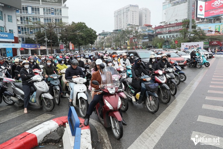 &#39;Quên&#39; NĐ 168, nhiều người Hà Nội lại leo vỉa hè, vượt đèn đỏ, bị phạt ngay 5 triệu - 11