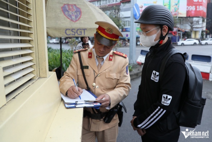 &#39;Quên&#39; NĐ 168, nhiều người Hà Nội lại leo vỉa hè, vượt đèn đỏ, bị phạt ngay 5 triệu - 12