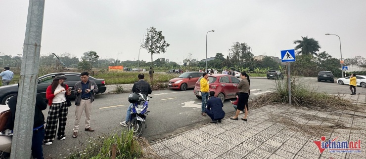 Dòng người đổ về TP Việt Trì (Phú Thọ) hỏi mua đất khiến thị trường bất động sản nóng trở lại sau nhiều năm "đóng băng". Ảnh: Đức Hoàng