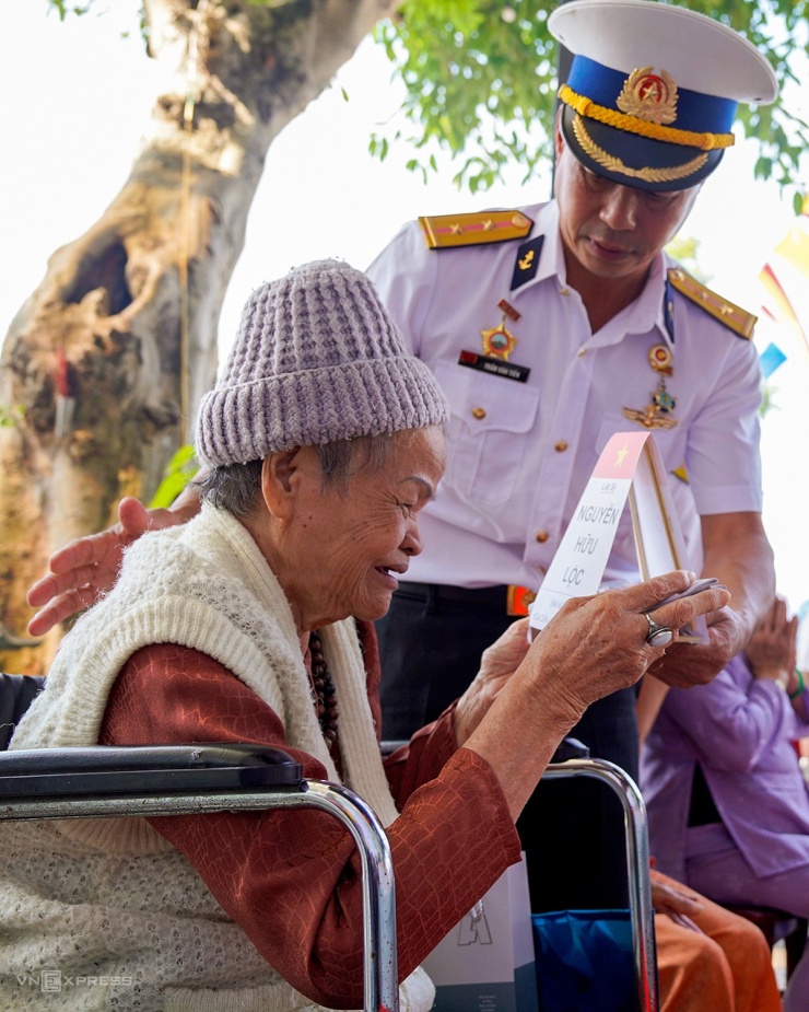 Cụ Lê Thị Lan, 83 tuổi, mẹ liệt sĩ Nguyễn Hữu Lộc, không cầm được nước mắt khi nhắc đến con. "Mẹ cứ nghĩ con làm lính công binh đi xây đảo rồi về, nào ngờ giờ xương cốt còn nằm lại với biển", cụ nói.