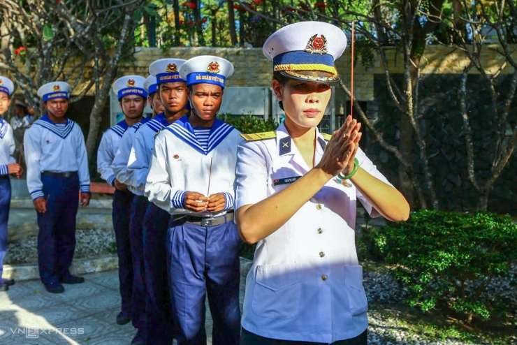 Thiếu tá Trần Thị Thủy công tác Lữ đoàn 146, Bộ Tư lệnh Vùng 4 Hải quân), con gái liệt sĩ Trần Văn Phương (đảo phó Gạc Ma) cùng đồng đội đến khu mộ gió thắp hương cho cha.