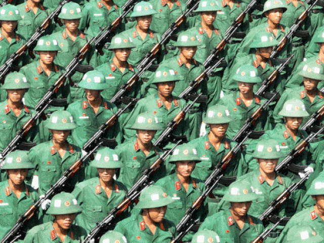 Gần 1.000 chiến sĩ tập luyện cho lễ kỷ niệm 30/4 tại Quân khu 7