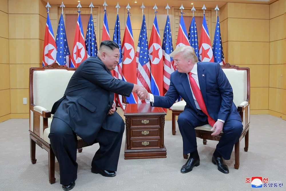 Tổng thống Mỹ Donald Trump (phải) và lãnh đạo Triều Tiên Kim Jong-un gặp nhau tại khu phi quân sự (DMZ) liên Triều ở Bàn Môn Điếm năm 2019. Ảnh: KCNA