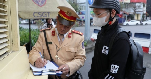 "Quên" NĐ 168, nhiều người Hà Nội lại leo vỉa hè, vượt đèn đỏ, bị phạt ngay 5 triệu