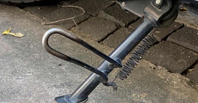 Lái xe máy không gạt chân chống có thể bị phạt tới 14 triệu đồng