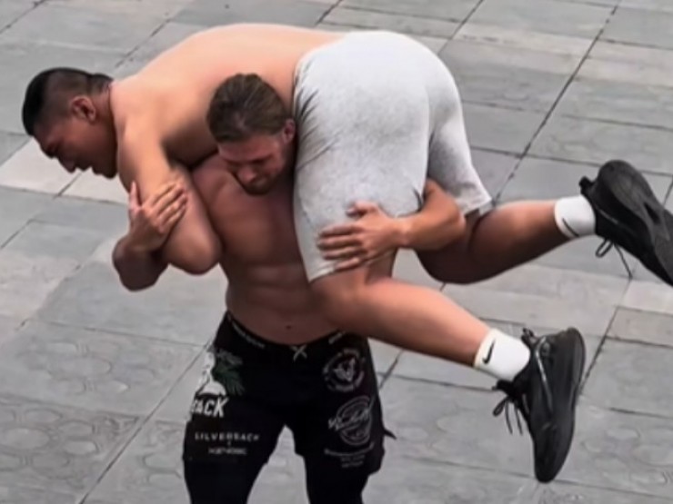 Sững sờ “ông Tây“ Zakhar vác Hiếu “Khổng lồ“ nặng 130kg trên vai một cách dễ dàng