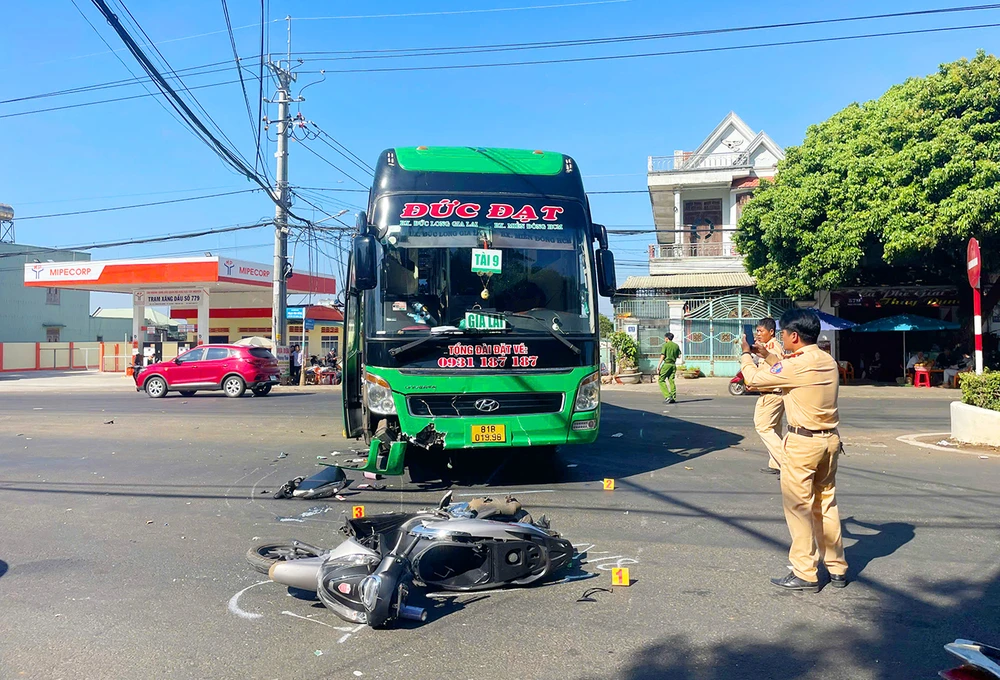 Lực lượng công an điều tra nguyên nhân vụ tai nạn. Ảnh: VN.