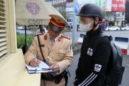  ' Quên '  NĐ 168, nhiều người Hà Nội lại leo vỉa hè, vượt đèn đỏ, bị phạt ngay 5 triệu