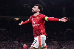 Fernandes lập hat-trick, HLV Amorim ca ngợi đội trưởng MU đa tài