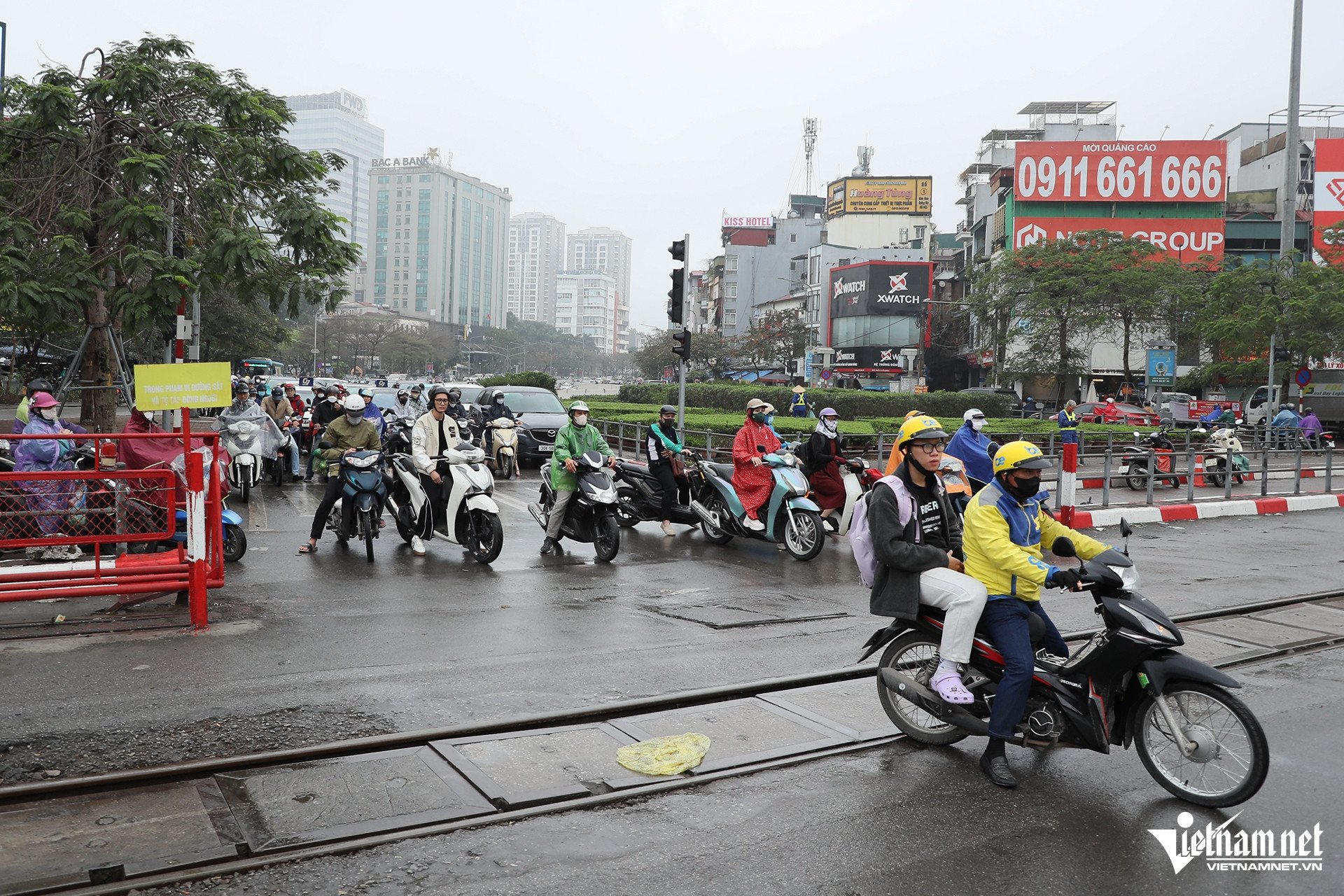 &#39;Quên&#39; NĐ 168, nhiều người Hà Nội lại leo vỉa hè, vượt đèn đỏ, bị phạt ngay 5 triệu - 7