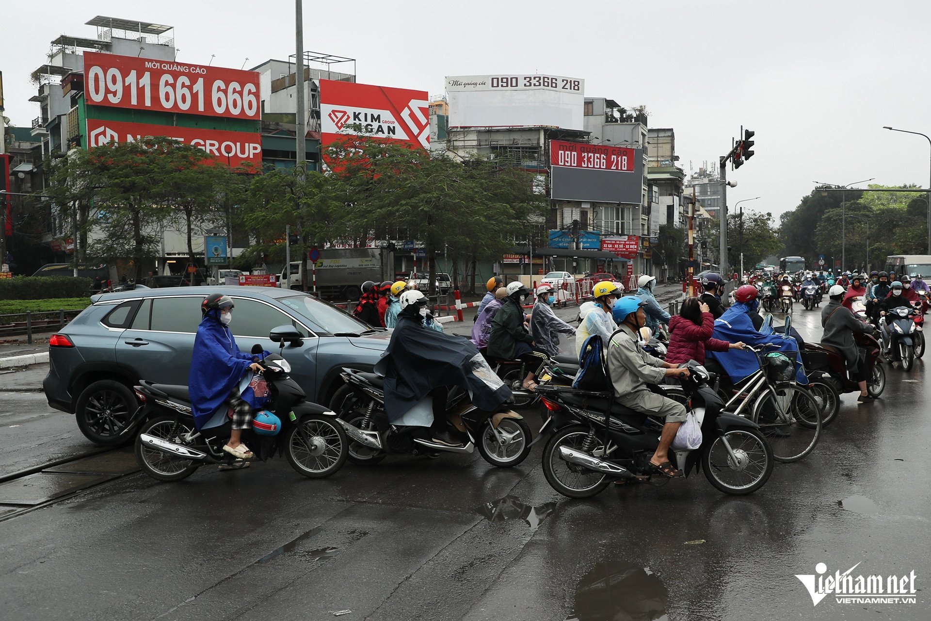 &#39;Quên&#39; NĐ 168, nhiều người Hà Nội lại leo vỉa hè, vượt đèn đỏ, bị phạt ngay 5 triệu - 8