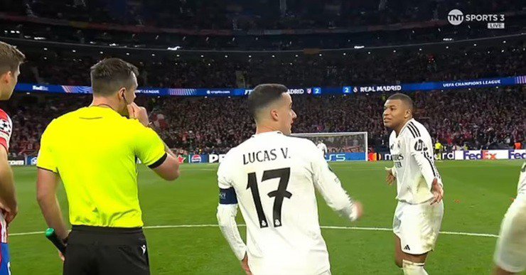 Trọng tài Marciniak bác bỏ thông tin Mbappe "mách lẻo"&nbsp;