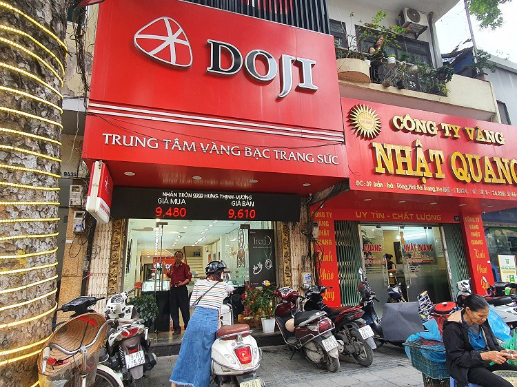 DOJI niêm yết giá vàng nhẫn Hưng - Thịnh - Vượng ở mức 94,8-96,1 triệu đồng/lượng (mua - bán), tăng 1,8 triệu đồng/lượng ở chiều mua vào, tăng 1,6 triệu đồng/lượng ở chiều bán ra so với phiên sáng qua.