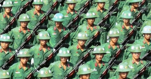 Gần 1.000 chiến sĩ tập luyện cho lễ kỷ niệm 30/4 tại Quân khu 7