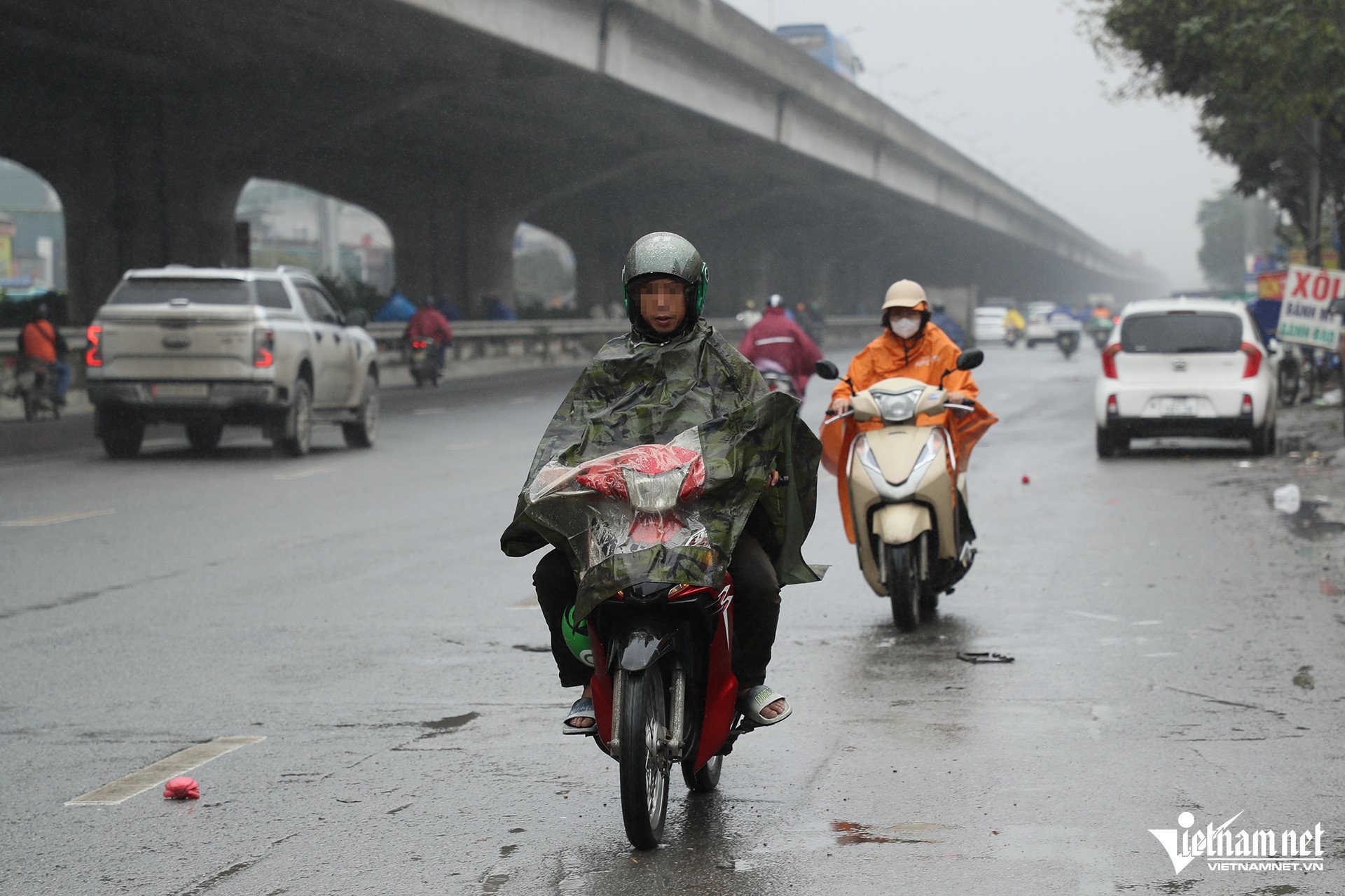 &#39;Quên&#39; NĐ 168, nhiều người Hà Nội lại leo vỉa hè, vượt đèn đỏ, bị phạt ngay 5 triệu - 3