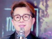 Đàn ông - &quot;Hoàng tử mắt hí&quot; sau nhiều năm độc thân, bất ngờ công khai hình ảnh có con trai ở tuổi 43