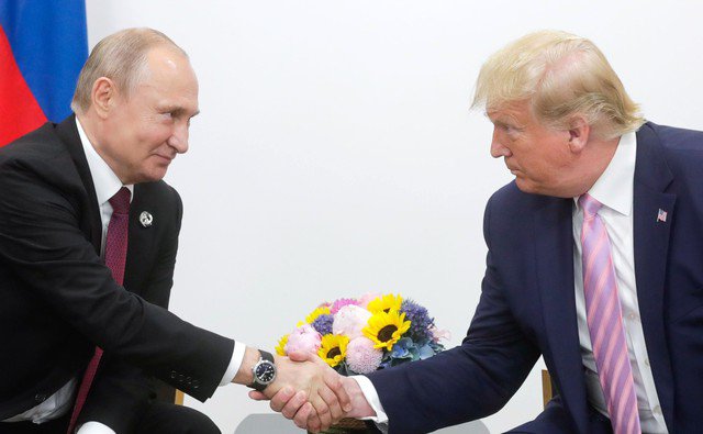 Tổng thống Nga Vladimir Putin (trái) và Tổng thống Mỹ Donald Trump trong một cuộc gặp diễn ra vào nhiệm kỳ đầu của ông Donald Trump - Ảnh: TASS