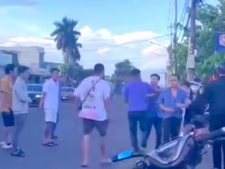 Ba người đàn ông lớn tuổi bị nhóm nhân viên nhà xe vây đánh