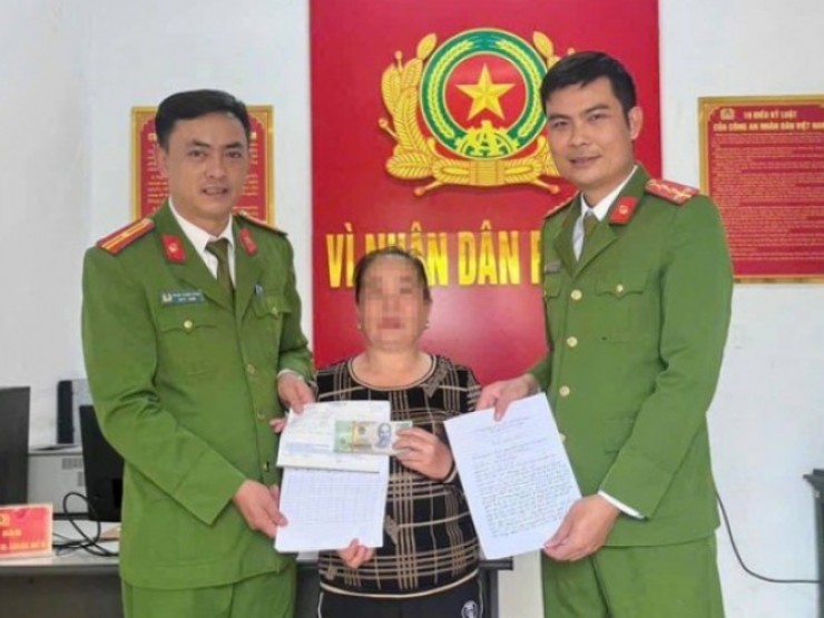 Làm rơi túi tiền vừa vay ở ngân hàng, người phụ nữ bật khóc khi được nhận lại