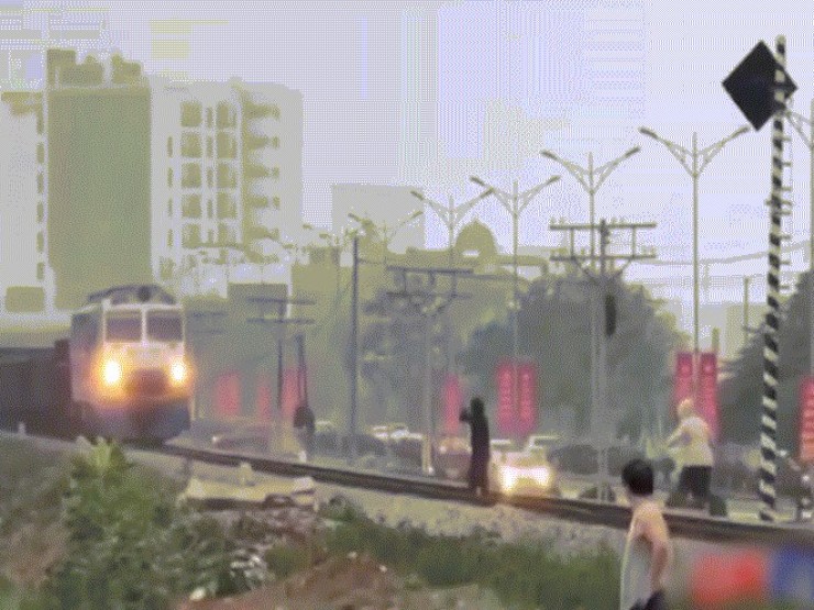 Cục CSGT đề nghị làm rõ clip 2 phụ nữ “thả dáng“ trên đường ray, tàu hỏa phải phanh gấp