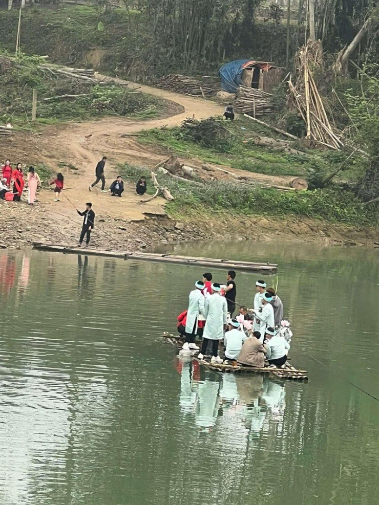 Dàn bê tráp di chuyển bằng bè sang nhà gái&nbsp;