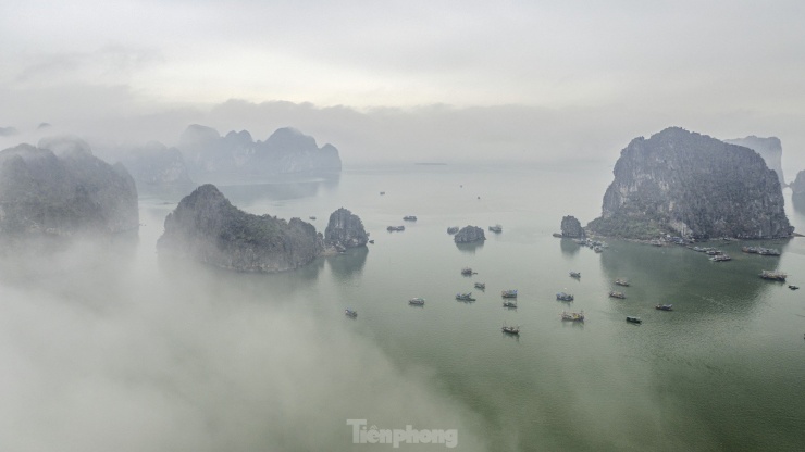 Những ngày qua, vùng biển thuộc vịnh Hạ Long, thành phố Hạ Long, tỉnh Quảng Ninh có mưa, độ ẩm trong môi trường tăng cao tạo thành lớp sương mù dày đặc.