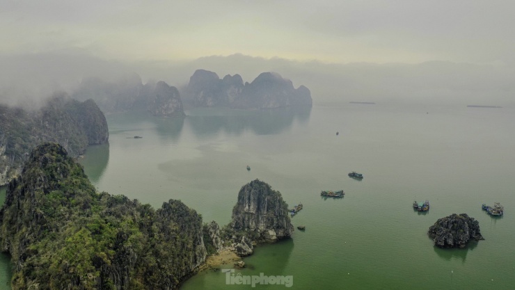 Đàn rồng phun ra muôn nghìn châu ngọc biến thành muôn đảo đá màu ngọc thạch, chỗ kết lại như bức tường thành, chỗ giàn ra thành trận địa, chặn bước tiến quân giặc, tạo điều kiện cho quân ta chiến thắng.