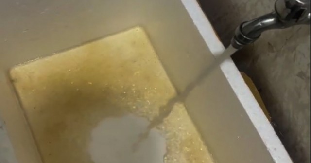 Hơn 400 hộ dân chung cư ở TP HCM phản ánh nước sinh hoạt ô nhiễm