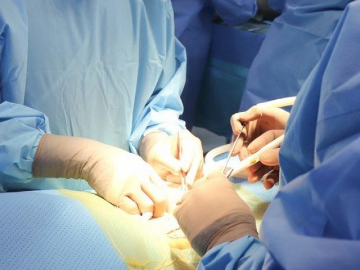 Cứu kịp thời bé gái có biểu hiện lạ ở “vùng kín“ khi khóc