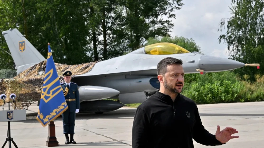 Tổng thống Ukraine Volodymyr Zelensky đứng trước một chiếc tiêm kích F-16 hồi năm 2024. Ảnh: GETTY IMAGES