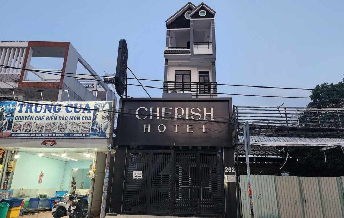 Khách sạn đóng cửa sau khi xảy ra cháy. chiều  16/3. Ảnh: Đình Văn