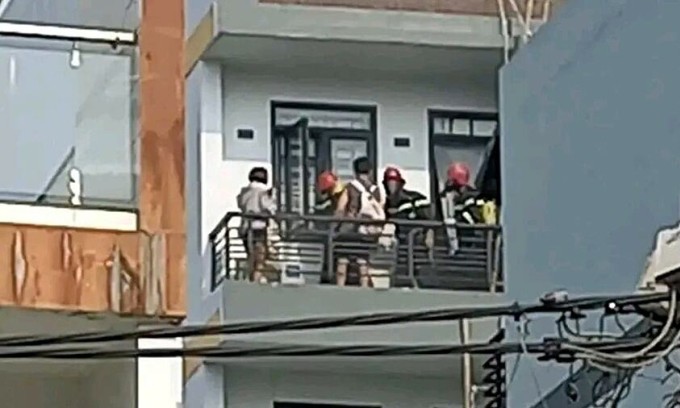 Cảnh sát tiếp cận những người mắc kẹt tầng trên. Ảnh: Minh Bằng