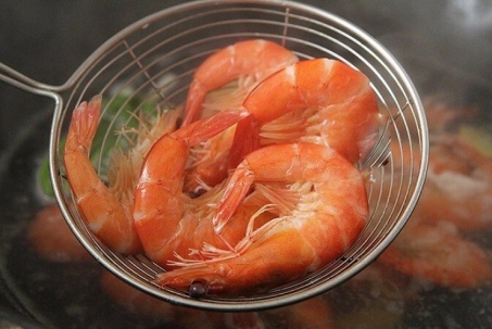 Bất ngờ: Luộc tôm, thả lá này vào tôm lên màu cực đẹp, thịt chắc ngọt...