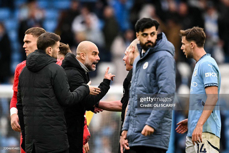 HLV Pep Guardiola tranh luận với trọng tài sau trận Man City bị Brighton cầm hòa