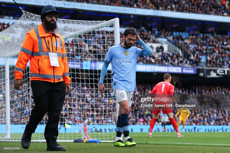 Bernardo Silva vào sân trong hiệp 2 và sau đó phải rời sân