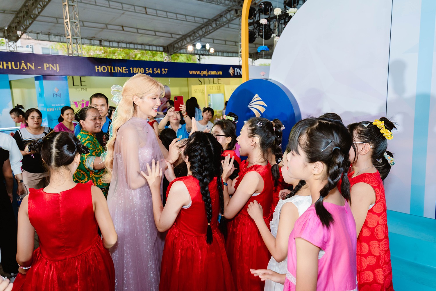 Đại sứ H’Hen Niên trò chuyện, hướng dẫn các em nhỏ trình diễn