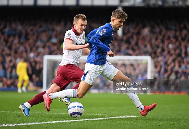 Trận đấu giữa Everton (áo xanh) và West Ham diễn ra kịch tính