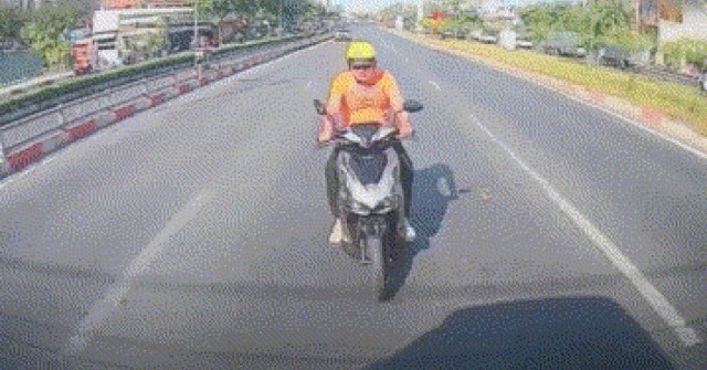 TP HCM: Clip người đi xe máy tông mạnh đuôi ô tô, ngã xuống đường