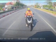 Tin tức trong ngày - TP HCM: Clip người đi xe máy tông mạnh đuôi ô tô, ngã xuống đường