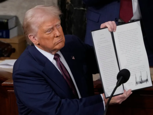 Tổng thống Donald Trump dùng đạo luật từ hơn 200 năm trước, thẩm phán hành động nhanh chóng