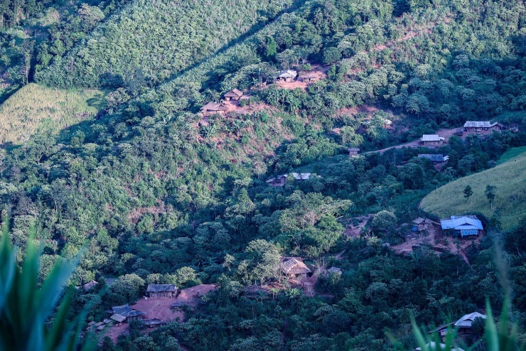 Những nóc nhà của người dân xã Mù Cả lọt thỏm giữa những cánh rừng rộng lớn. Ảnh: Lê Anh Dũng