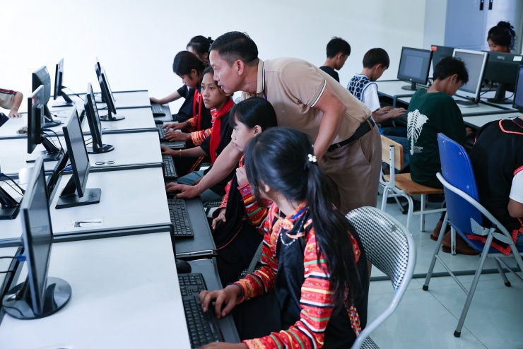 Các học sinh Trường PTDTBT Tiểu học xã Mù Cả được tiếp cận tin học từ sớm với hệ thống máy móc hiện đại. Ảnh: Lê Anh Dũng