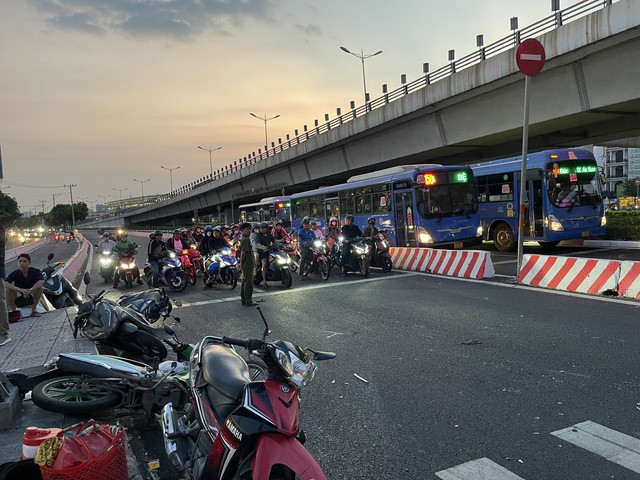 Loạt xe máy nằm la liệt sau khi bị ô tô Mercedes tông.